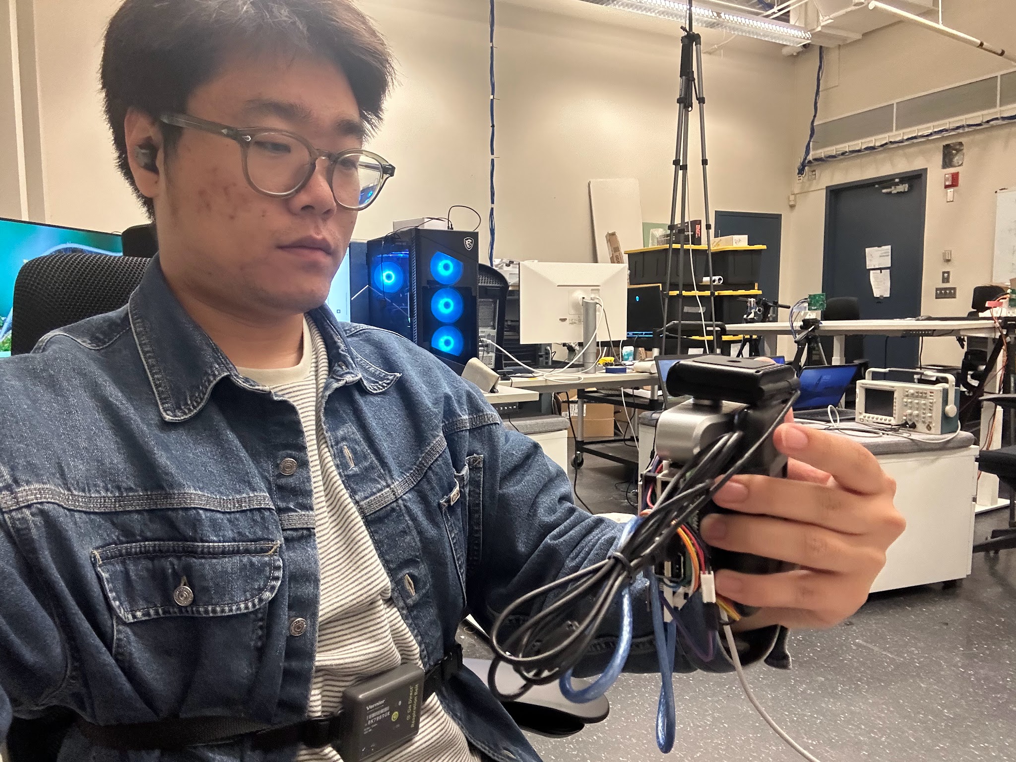 Sensing with the setup hold in hand。